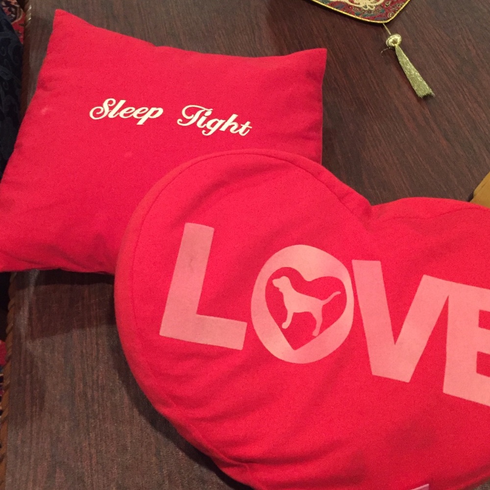 VS PINK HEART PILLOW N UNBRNDED PILLOW